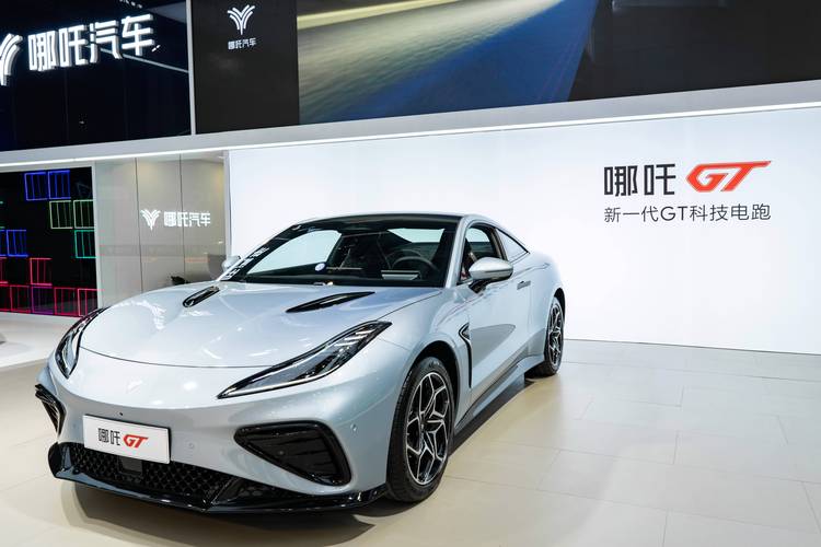 广州103哪吒汽车在智能汽车领域的表现，领途汽车在新能源汽车市场中的影响力